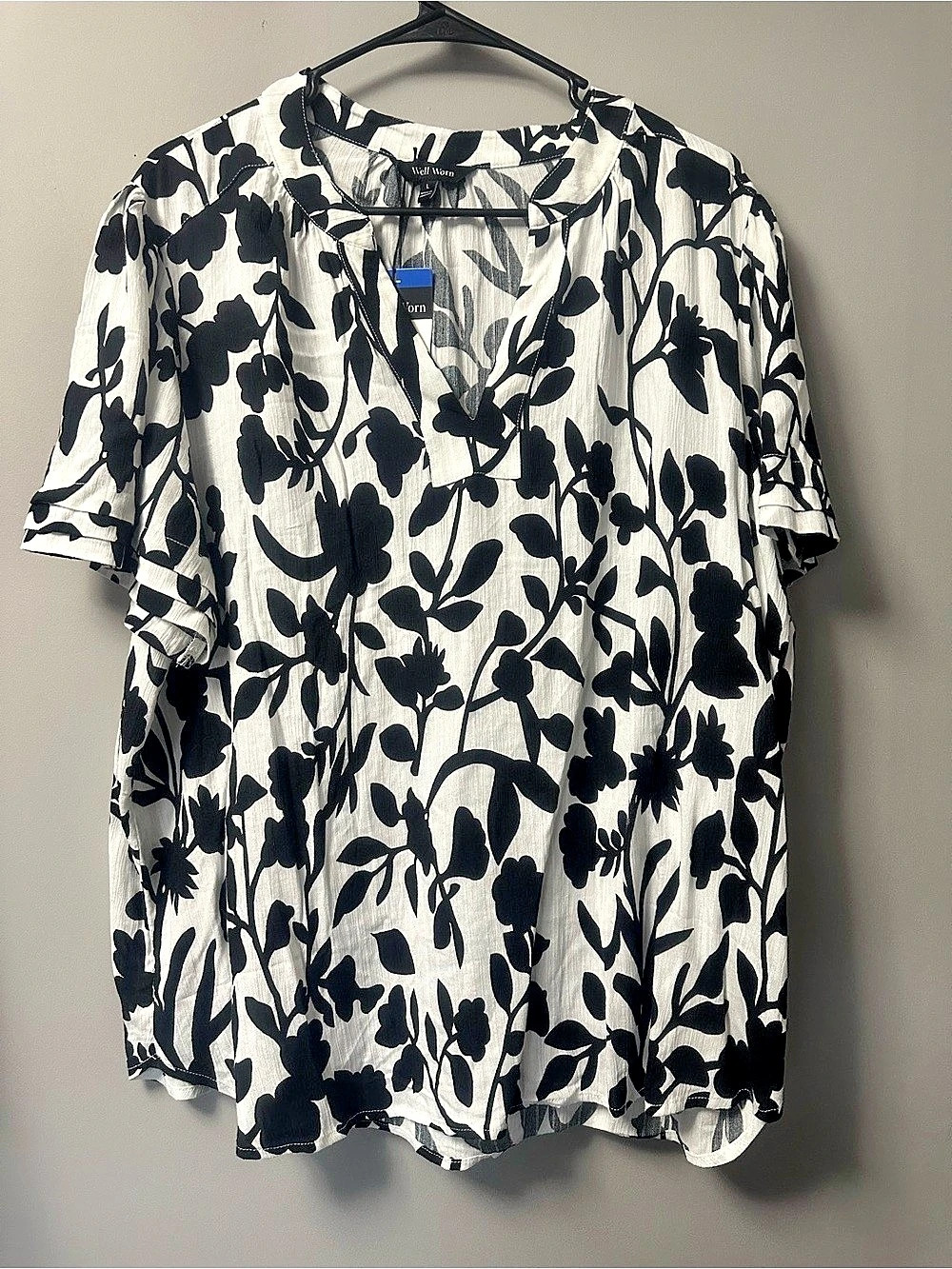 Well Worn Women's V-Neck Blouse Floral White & Black Size Large